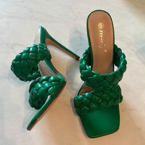 Green braided sandal with heel Size 9